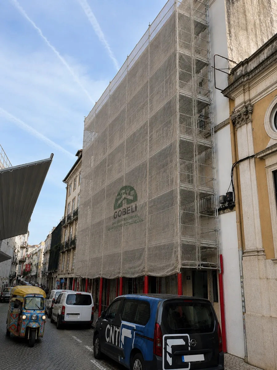 Obra GOBELI com andaime em fachada de edifício em Lisboa